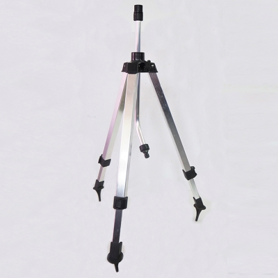 Metal sprinkler with telescopic tripod